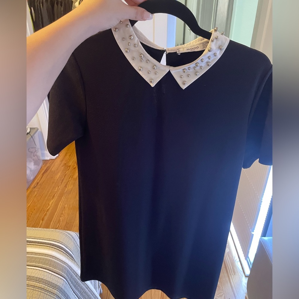 Short sleeves black dress with pearl collar